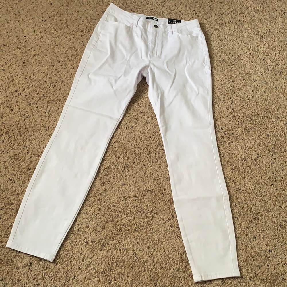 Fashion nova size 15 white pants. Never worn.